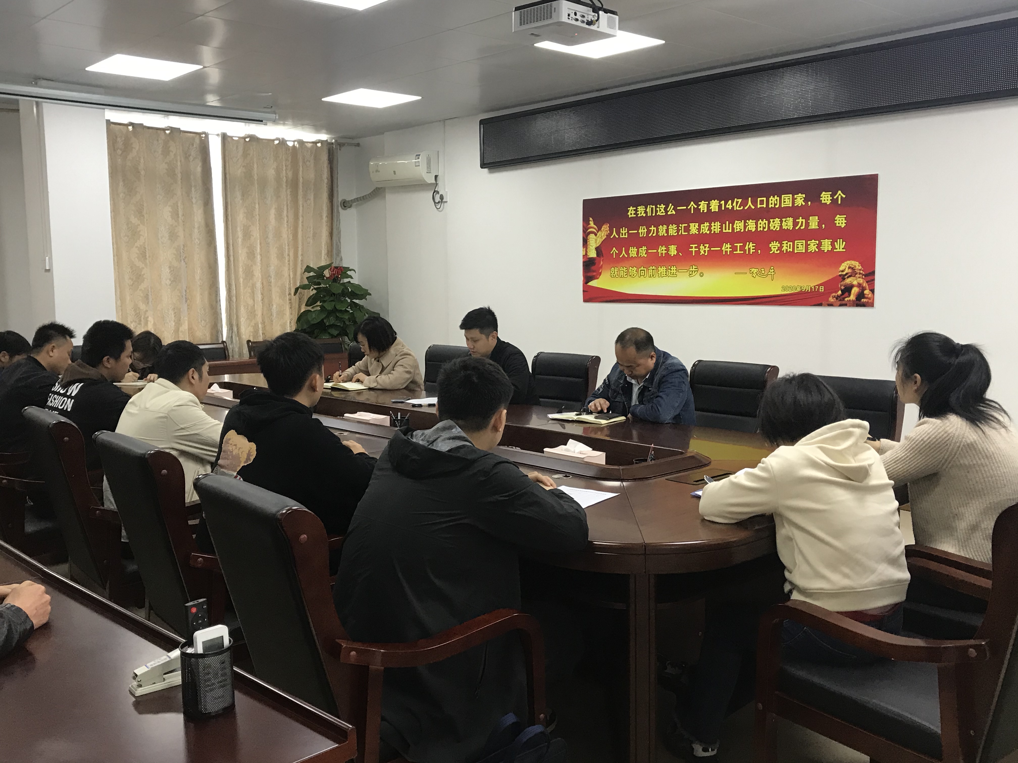 �����ٿ�����ְԱ����̸��